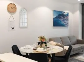 Luxurious 2BR Apt w River View