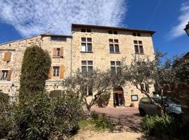 auberge des trois ami-es, gosti&scaron;če v mestu Vinezac