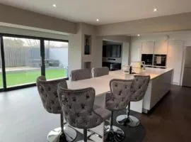 Large Modern Family Home in Murrayfield - Very close to City Centre - 10 mins by Direct Bus - Private Driveway & Garden