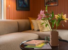 Experience Jotunheimen from Vevstogo - sauna with a view and eco living in an old school building, hotel v destinaci Løken