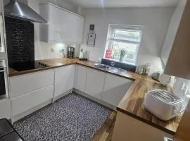 LANGLEY APARTMENT free parking outside between 6 pm and 8 am Secure parking 2 min walk Ideal for TRADES AND TOURISTS WANTING GREAT LOCATION