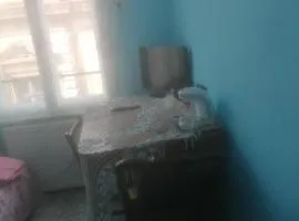 La doi pași de Biserica Neagră