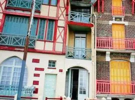 Studio classé 2 étoiles avec entrée face à la mer dans immeuble Belle Époque