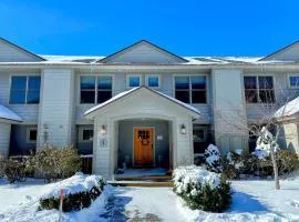 SH4 Bretton Woods condo with Hot Tub next to skiing and Mt Washington Hotel ski slopes views