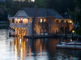 Lake George Boathouse Waterfront Lodging, hotel cu parcare din Bolton Landing