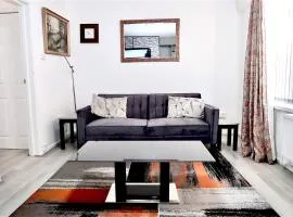 Maitland Luxury 2 Bedroom Greenwich Apartment With Good Living Space Sleeps 5 Guest- 1 minute from Greenwich DLR Station