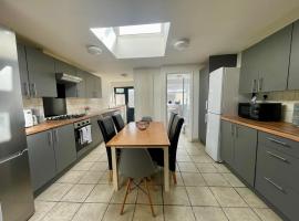 Broad House Central Location Long Stay Sleeps 10, hotel in Swindon