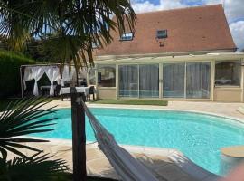 Chambre d'h&ocirc;tes la Suite Maximinoise &agrave; 5mn de Chantilly et &agrave; proximit&eacute; de Senlis et autoroute A1,Parc Ast&eacute;rix, Pierrefonds, Compiegne, A&eacute;roport Roissy Charles de Gaulle، فندق مع مسابح في سانت ماكسيمين