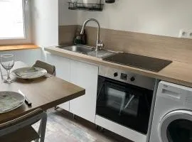 Studio CLIMATISÉ au cœur de la ville, gare à pied, café offert