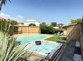 2 hébergements - 10 couchages - parking, piscine, jacuzzi - convivialité
