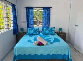 Chez Guy , chambre familiale，Tiputa的有停車位的飯店