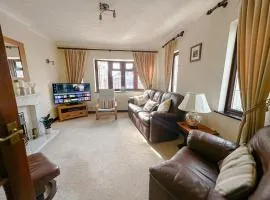 Maesllan - A Spacious Holiday Home in Porthcawl - 5 bedrooms, sleeps up to 10 people