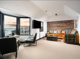 Stunning Waterfront Apartment With Spectacular Views & Parking at 'CAPTAINS LOFT'