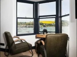 Stunning Waterfront Apartment With Spectacular Views & Parking at 'CAPTAINS LOFT'