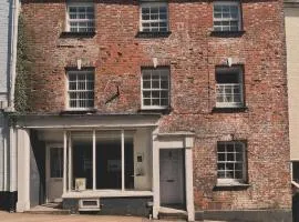 Breathtaking High Street Townhouse With Stunning Sea Views at 'The Old Fishermans Townhouse'