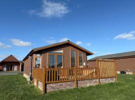Eden Lodge-Tranquil-Hot Tub-Fishing-7m to Beach, hotel with hot tubs in Garton