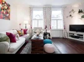 Sunny room with private bath & terrace in Clapham Junction, minutes from Victoria, Waterloo, Chelsea