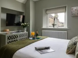 Little Gem Cottage Luxury cottage Bourton, dog friendly, parking, Gdn