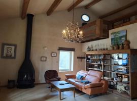 La Maison perchée - Mas de Rousseau, hotel en Eyragues