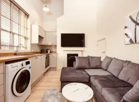Luxury Apt Near LGI Hospital Super King Bed, Free Secure Parking