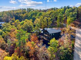 Midnight Skies Luxury 5BR - Hot Tub & Mountain Views, hotel di Broken Bow