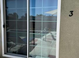 Pool Front Romantic Getaway withPrivate Entry, hotel v destinaci North Hills