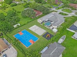 Luxurious Estate 8BR w Heated POOL & GAMEROOM - 24 Guests