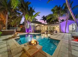 Aqua Haven- Stylish Getaway with Pool and Jacuzzi