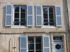 petite maison dans village de caractére