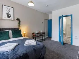 City Centre Studio 7 with Kitchenette, Free Wifi and Smart TV by Yoko Property