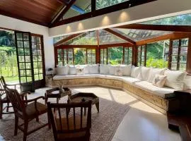 Casa 02 Vale Boa Vista - Casa em Condomínio Exclusivo com Vista para as Montanhas e Área de Lazer Completa