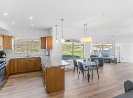 Luxury Lake View Condo in West Kelowna, 5 Star Resort with Pool, Hot Tub and Gym, hotel con pileta en West Kelowna