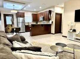 Modern & Cozy - 3 bed Apt with Prime Loc!