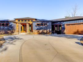 Lakefront Gem: Dock & Hot Tub in Jacksboro: Jacksboro şehrinde bir otel