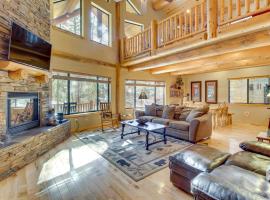 Fire Pit Cozy Winter Cabin, 45 Mi to Sunrise Park、ショー・ローのホテル