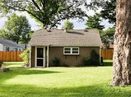 Quaint Cottage - Kansas City Area