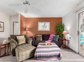 Stylish 2BR Condo with Gym, Pool and Hot Tub Access, hotel v destinácii Phoenix