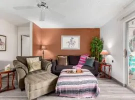 Stylish 2BR Condo with Gym, Pool and Hot Tub Access