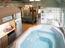 Downtown Bryan Treehouse Hot Tub and Peaceful Escape, hotel a Bryan