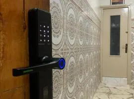 Airport Apartment 5 minutes walk, perfect for Early & Late Flights