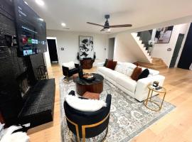 Luxury Home w Pool, Open Kitchen, Poker Room & More, hotel in Dallas