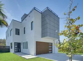 Walk to Shore Modern Stunner in Ormond Beach!