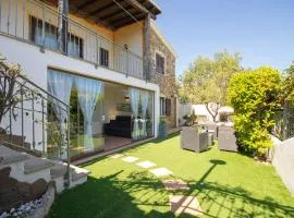 Veranda with Jacuzzi & BBQ 1 minute from the Beach