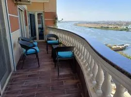 شقه فندقيه الترا مودرن صف اول كورنيش النيل , القاهره , بمنطقه المعادي , اطلاله مباشره للنيل والاهرامات ,الطابق التاسع ,Very luxury apartment firist row nile view and pyramids , maadi , cairo , ultra modern home ,all rooms and reception direct nile view