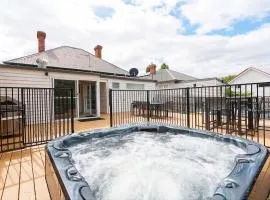 Wilson Cottage - Historic Charm meets Modern Comfort