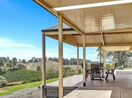 Vinea Vista - Hillside Homestead amid Rural Beauty