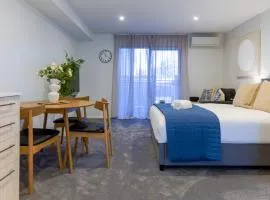 City-Fringe Gem Chic Studio in Prime Location