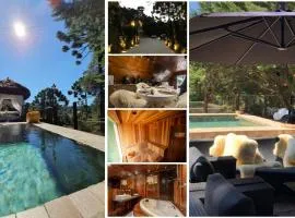 Chalét com jacuzzi sauna lareira e telao cinema
