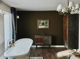 Forest House Retreat, hotel in Curtea de Argeş