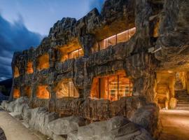 Moye Cliff Luxury Resort, hotel di Longpan
